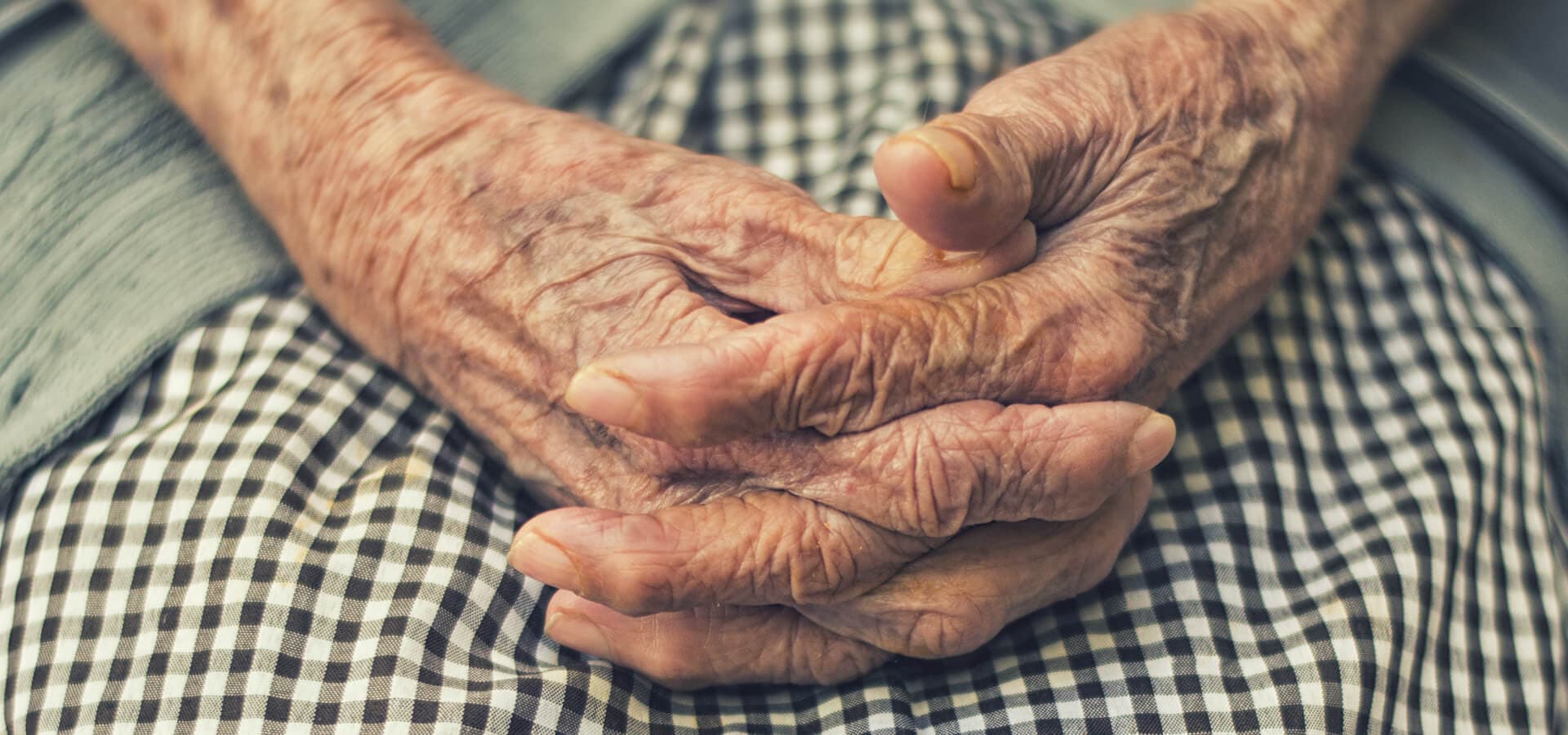 Manos de señora mayor en primer plano