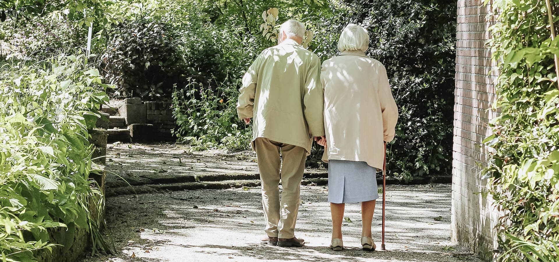 Señores mayores paseando por un parque